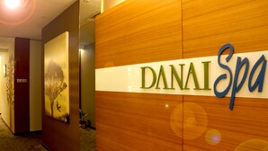 A hallway with a wooden wall and a sign that reads "DANAI Spa". - Eastin Hotel Penang (George Town)