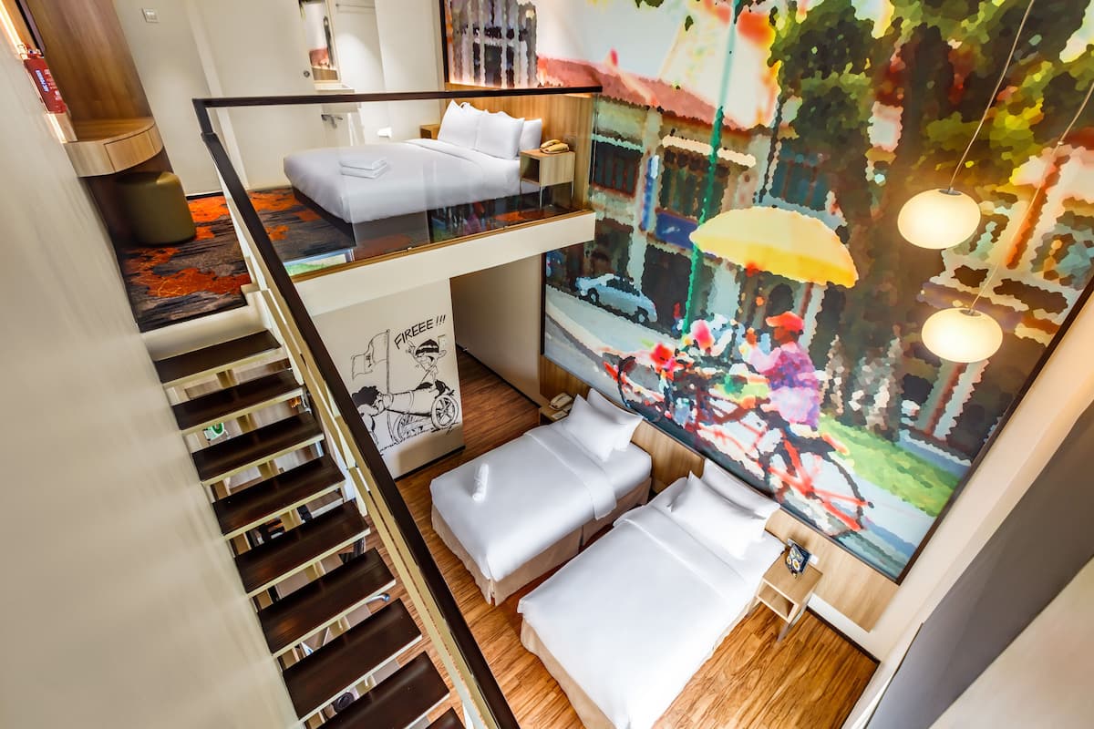 Ein modernes Hotelzimmer mit Glasbalkon, Wandgemälde und Holzboden.