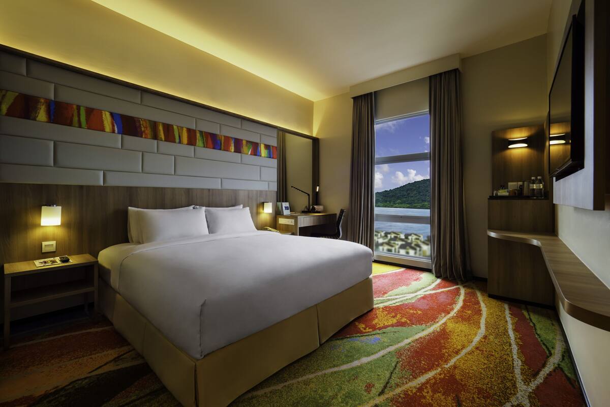 deluxe room, sea view | minibar, in-room safe, individually furnished, desk