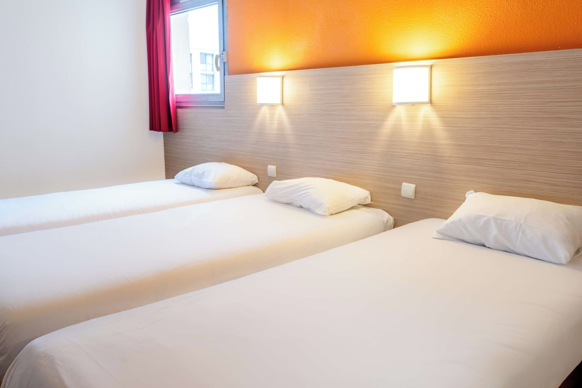 Standaard kamer, 2 eenpersoonsbedden | Een bureau, een laptopwerkplek, gratis wifi, beddengoed