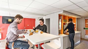 Petit-déjeuner buffet servi tous les jours en supplément