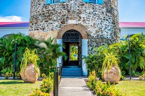 Pintu masuk properti