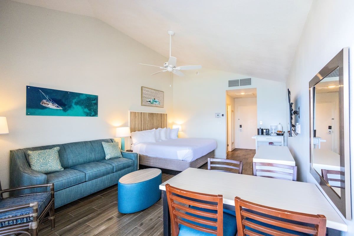 studio suite (1 queen bed) | free wifi, bed sheets