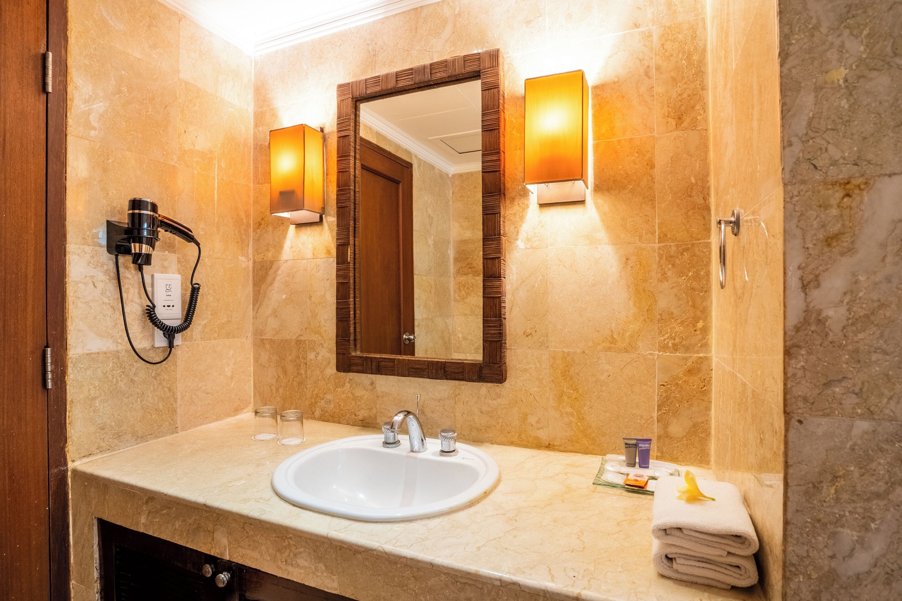 combined shower/bathtub, free toiletries, hair dryer, slippers