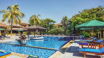 Hồ bơi ngoài trời, dù/ô trên bãi biển/hồ bơi, ghế dài tắm nắng