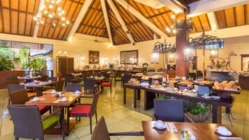 Bữa sáng buffet hàng ngày (130000 IDR/mỗi người)