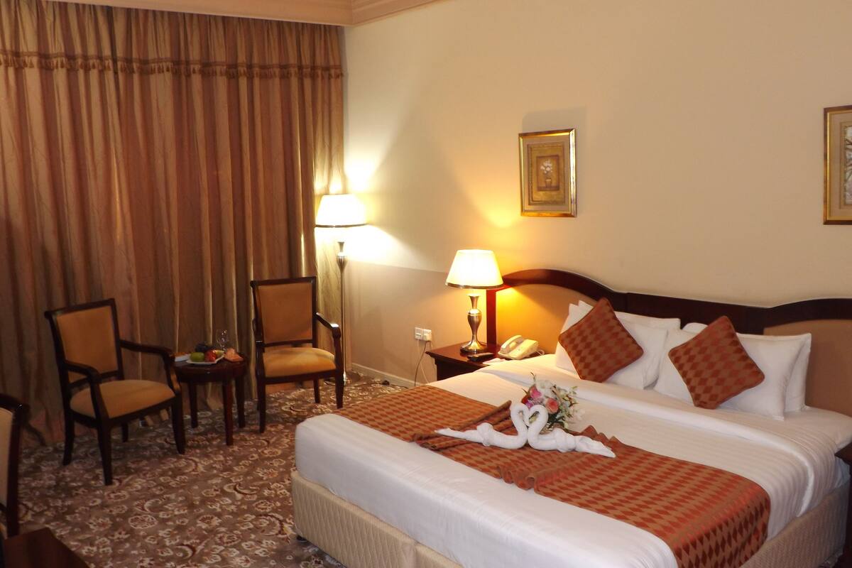 In-room safe, bed sheets