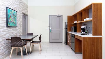 Refrigerador con congelador, microondas y lavavajillas