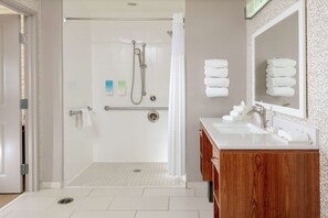 Suite, 1 cama de matrimonio grande, accesible para personas con discapacidad (Roll-in Shower) | Ducha del cuarto de baño