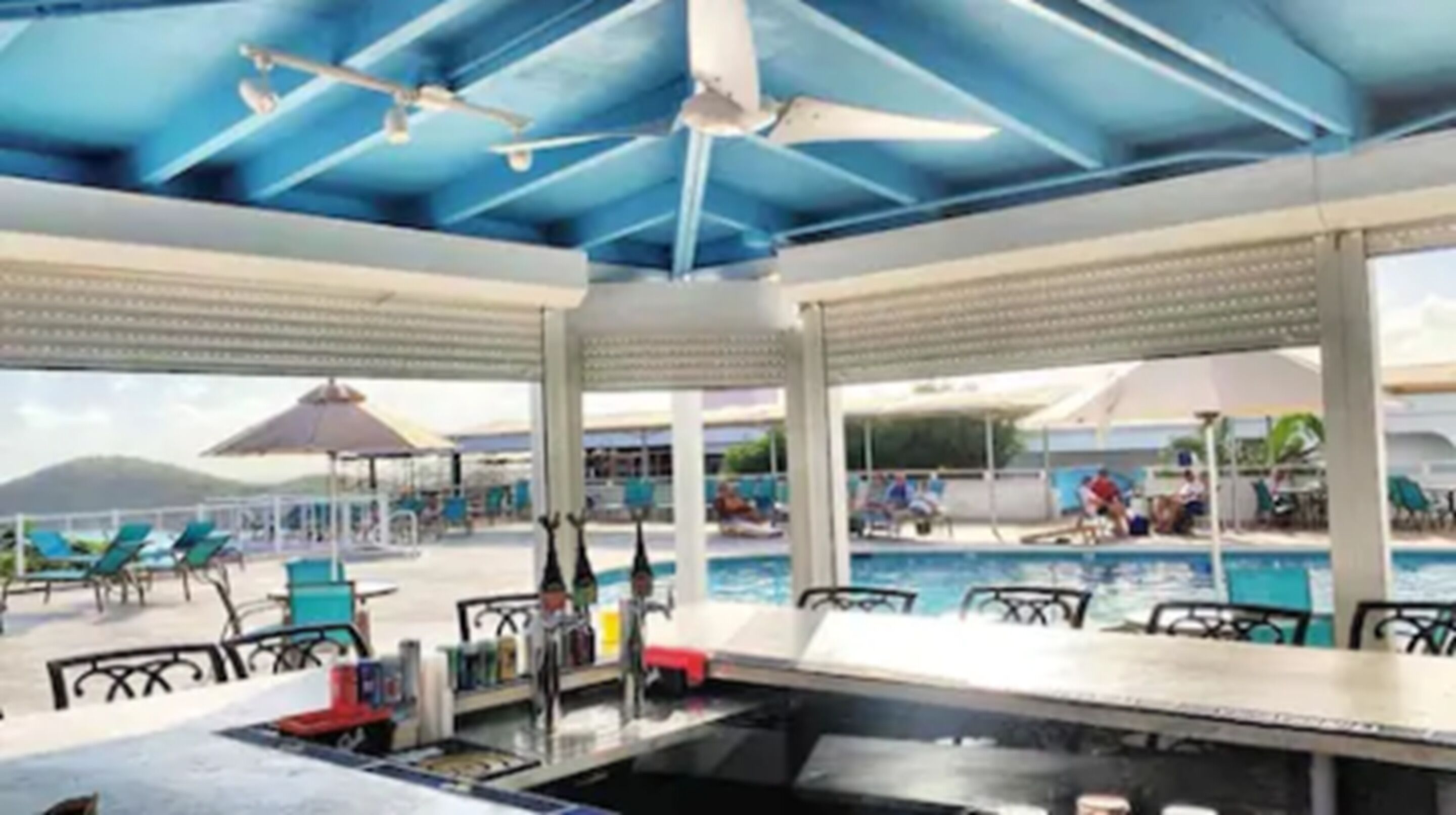 serves breakfast and lunch