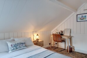 Double Room (small double Room 6 Room only) | Individually decorated, iron/ironing board, Internet, bed sheets - The Palace Hill Hotel (Scarborough)