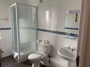 Doppelzimmer, mit Bad | Badezimmer | Umweltfreundliche Kosmetikartikel