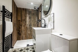 Estudio Business, 1 cama doble, sin ventanas | Baño | Ducha y cabezal de ducha tipo lluvia