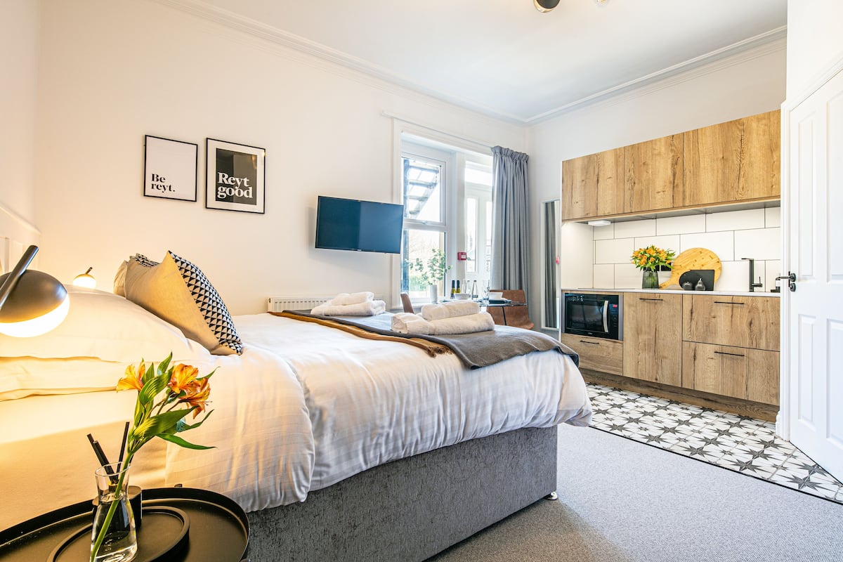 Estudio Premium, 1 habitación, cocineta | Decoración personalizada y muebles diferentes