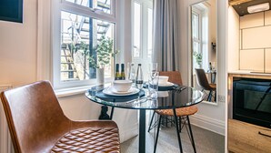 Studio – premium, 1 soverom, tekjøkken | Spiseområde på rommet