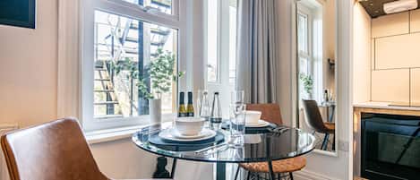 Studio Prestige, 1 chambre, cuisinette | Repas dans la chambre