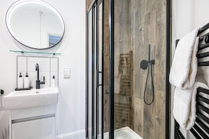 Comfort-studiolejlighed - 1 soveværelse - ikke-ryger - tekøkken | Badeværelse | Bruser, brusehoved med spredningseffekt, designertoiletartikler