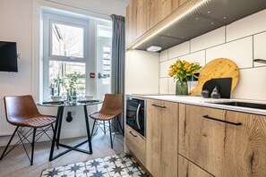 Estudio Premium, 1 habitación, cocineta | Cocina privada | Refrigerador, cafetera de espresso y cafetera y tetera