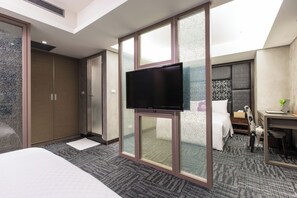 Deluxe Quadruple Room, 2 Queen Beds | Free minibar, in-room safe, desk, soundproofing - Han She Hotel (Taipei)