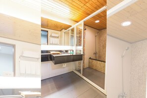Deluxe Quadruple Room, 2 Queen Beds | Bathroom - Han She Hotel (Taipei)