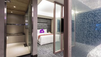 Habitación cuádruple Deluxe, 2 camas Queen size | Artículos del minibar gratis y caja de seguridad en la habitación