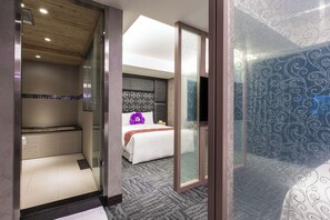Quarto quádruplo luxo, 2 camas Queen | Frigobar (abastecido com itens grátis), cofres nos quartos, escrivaninha