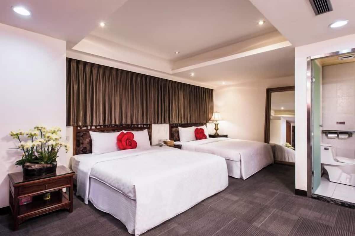 Free minibar, in-room safe, desk, soundproofing