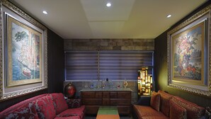 A traditional room with a sofa, a cabinet, and two paintings. - Han She Hotel (Taipei)