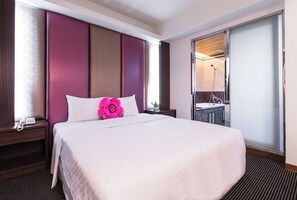 Quarto quádruplo luxo, 2 camas Queen | Frigobar (abastecido com itens grátis), cofres nos quartos, escrivaninha