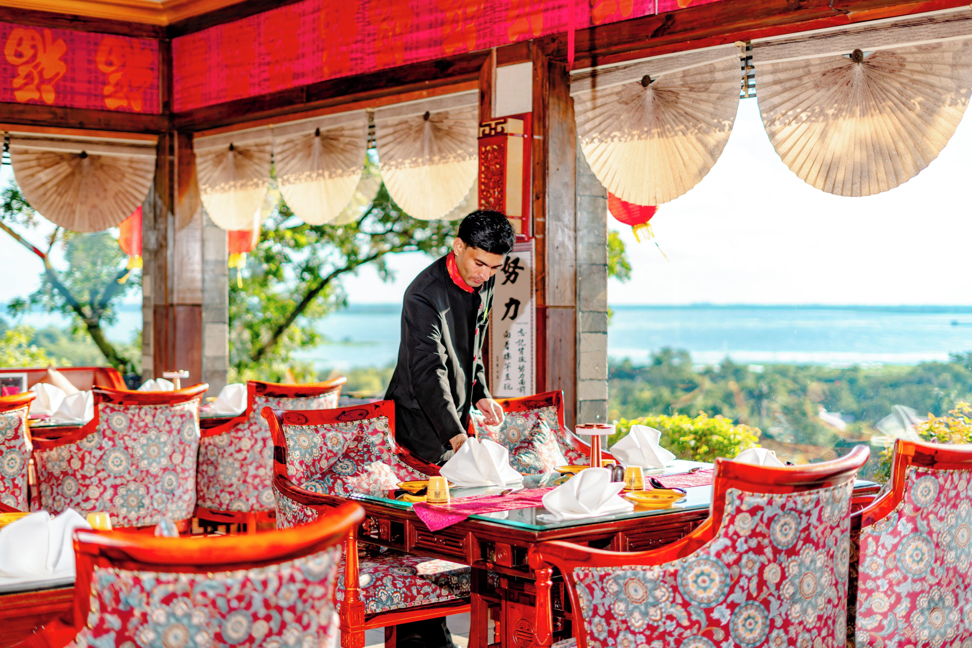 Hi ha 3 restaurants i s'hi serveixen esmorzars; plats de cuina índia 