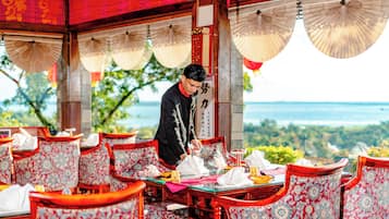 Hi ha 3 restaurants i s'hi serveixen esmorzars; plats de cuina índia