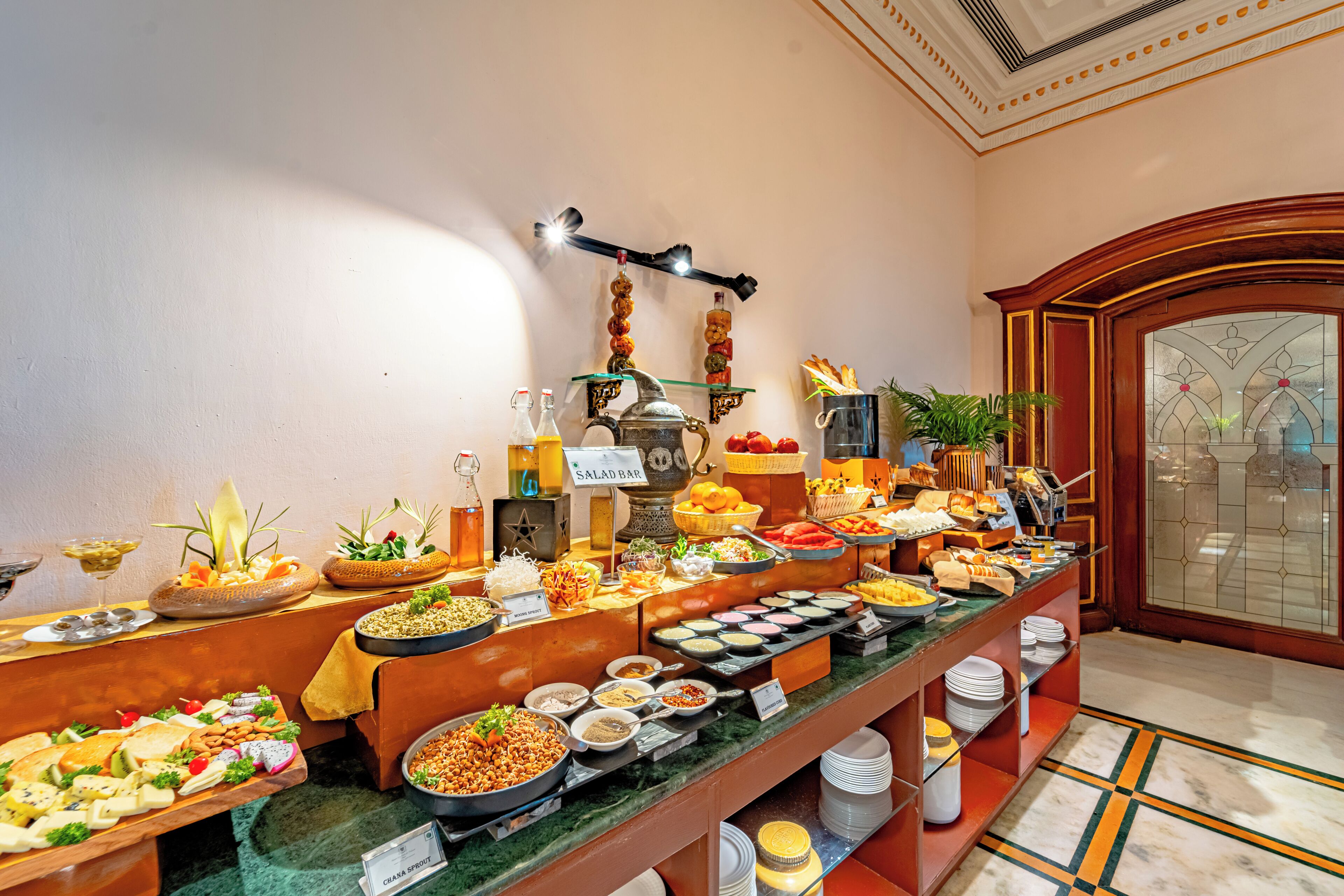 3 restaurants; breakfast, lunch and dinner served 