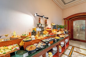 3 restaurantes: opção de café da manhã, almoço e jantar