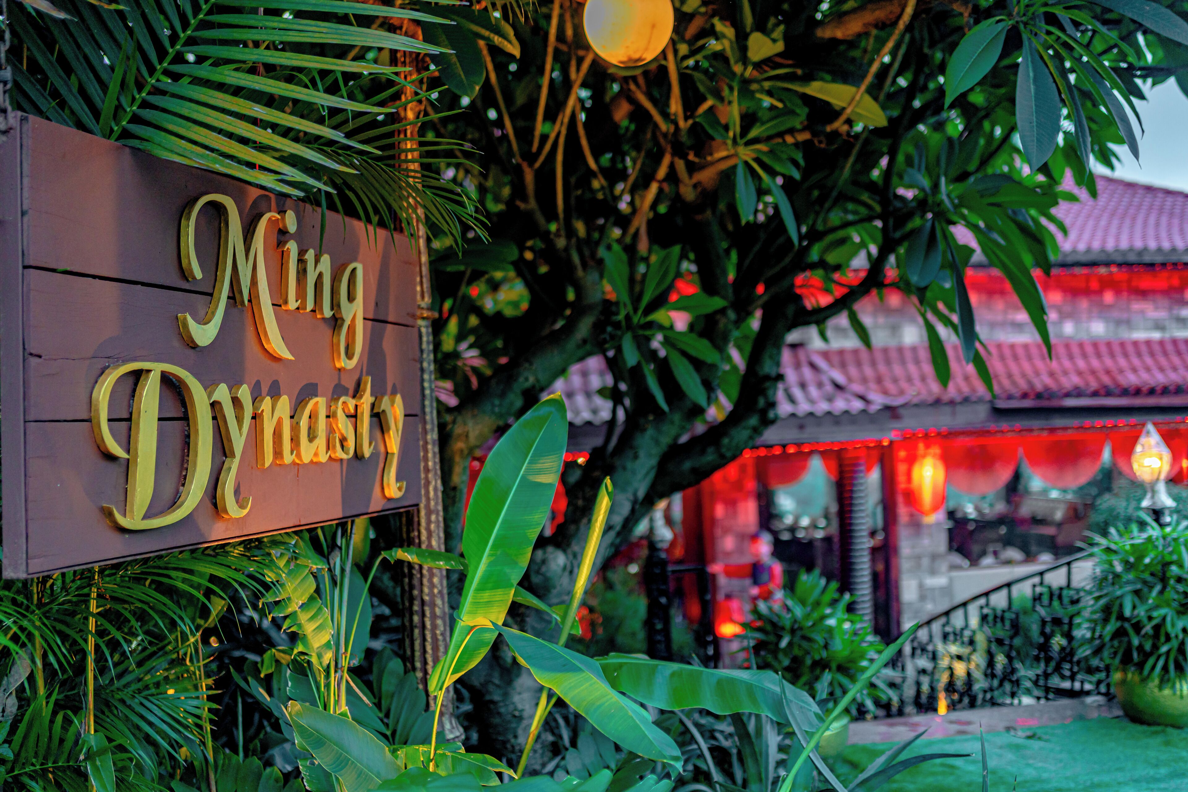 3 restaurants; breakfast, lunch and dinner served 