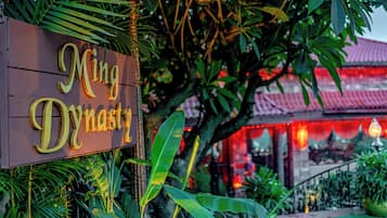 3 restaurants; breakfast, lunch and dinner served