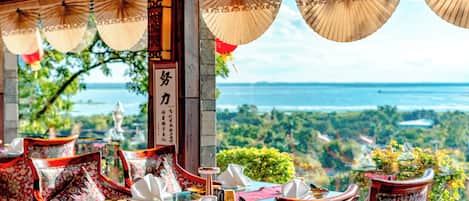 3 restaurantes, se sirven desayunos, comidas, cenas y cocina india