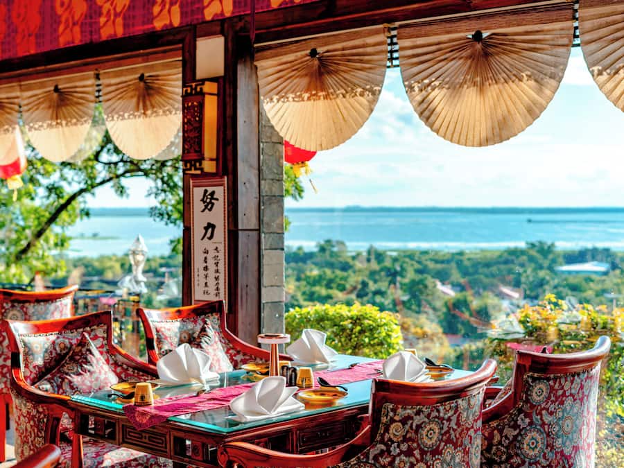 3 restaurantes; se sirven desayunos, almuerzos, cenas y cocina india