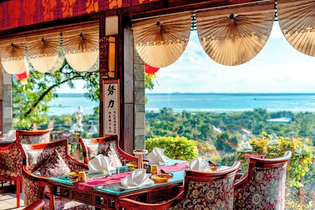 3 restaurants; breakfast, lunch and dinner served . Noor-Us-Sabah Palace