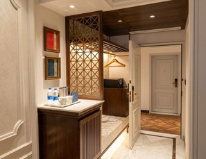 Minibar, in-room safe, desk, iron/ironing board - Noor-Us-Sabah Palace (Bhopal)