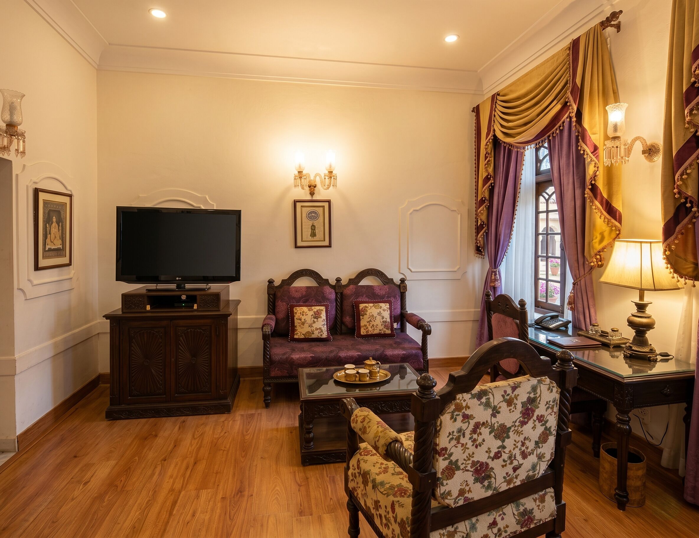 Uma sala de estar tradicional com televisão, dois sofás, uma mesa de centro e um abajur.