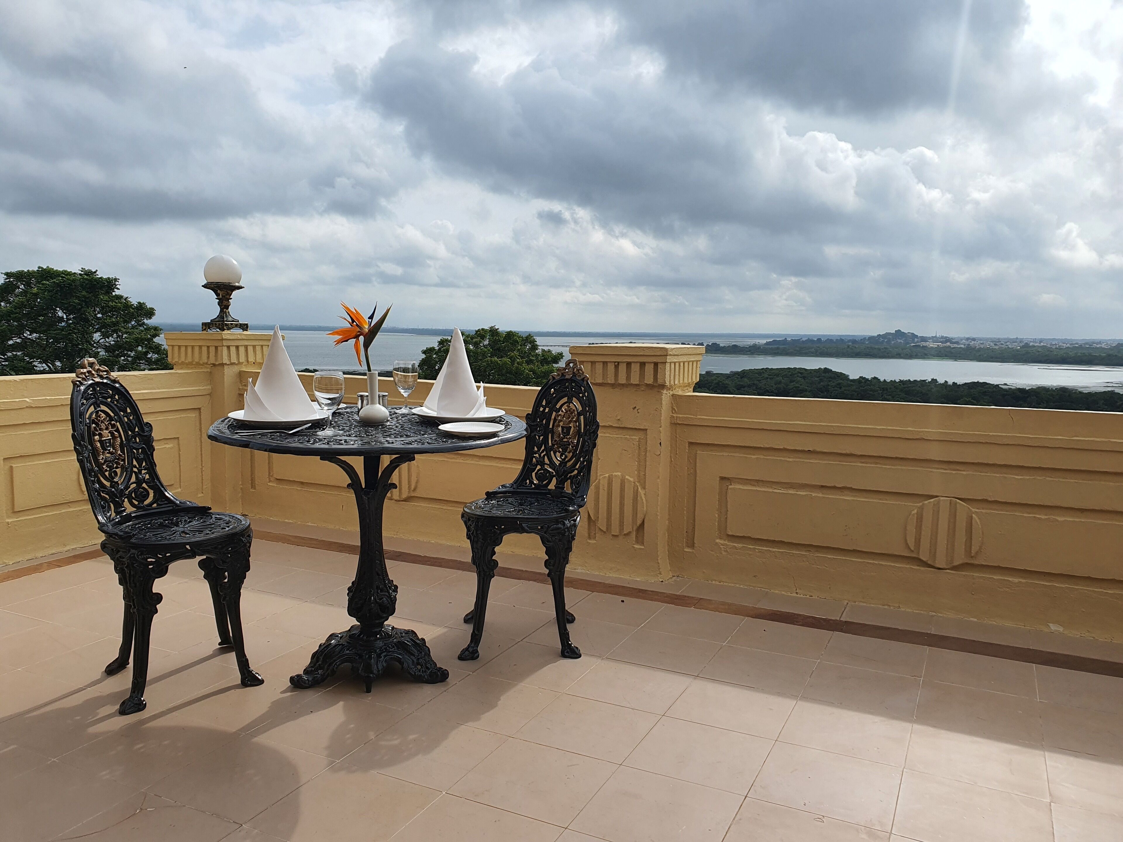 Isi minibar gratis, brankas, meja kerja, dan setrika/meja setrika