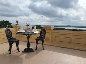 Artículos del minibar gratis y caja de seguridad en la habitación 