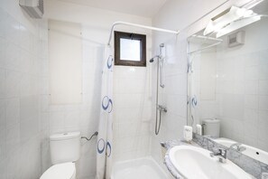 Shower, hair dryer, towels - Hotel Thomas Budapest (Budapest)