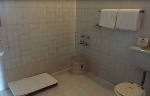 Deluxe Room | Bathroom