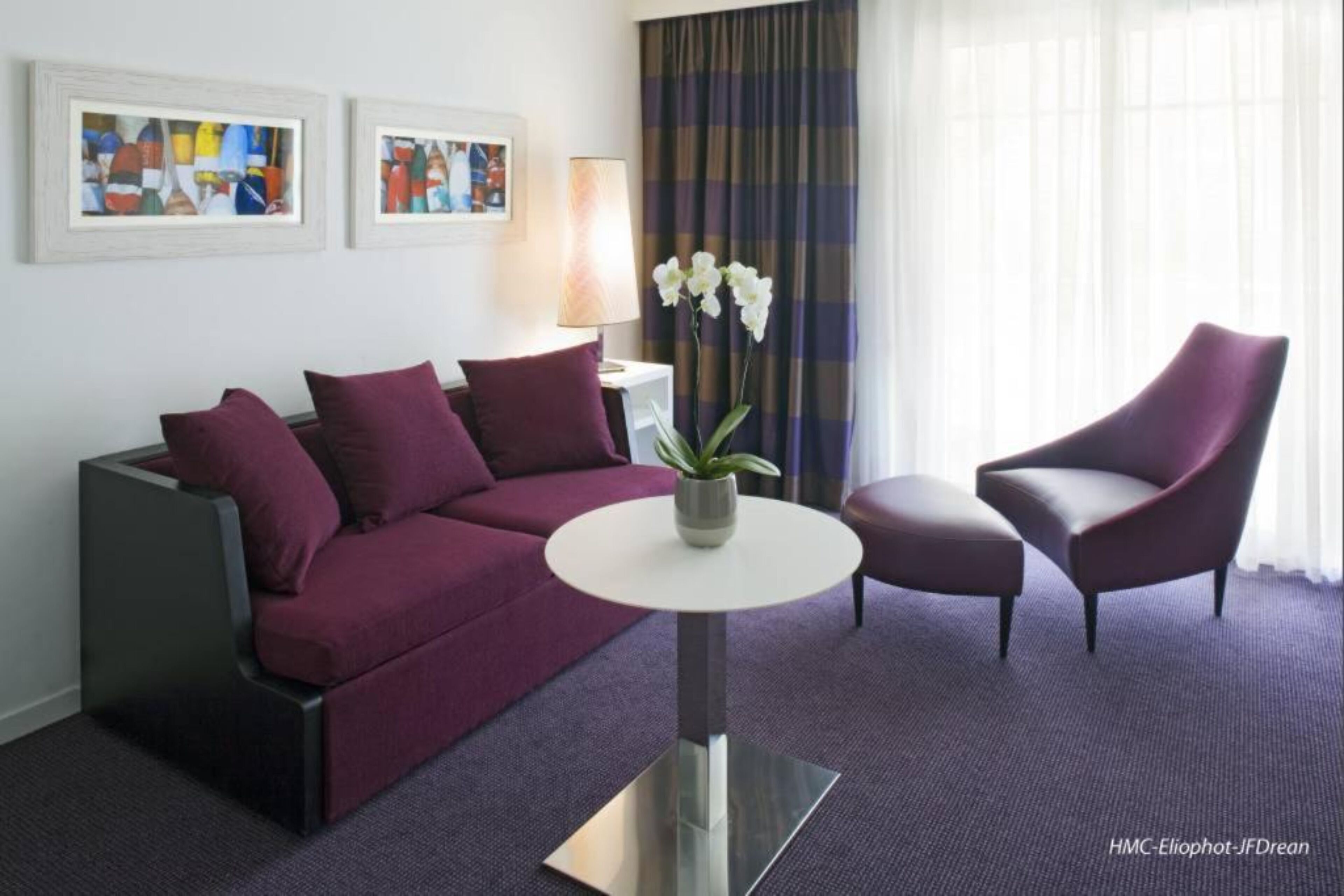 suite, garden view | living area | flat-screen tv