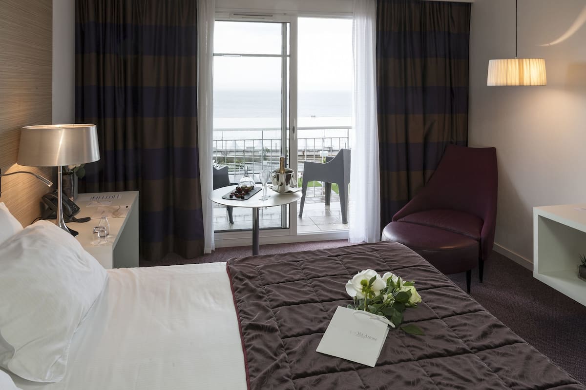 deluxe double or twin room, sea view | bathroom | shower, free toiletries, hair dryer, bathrobes