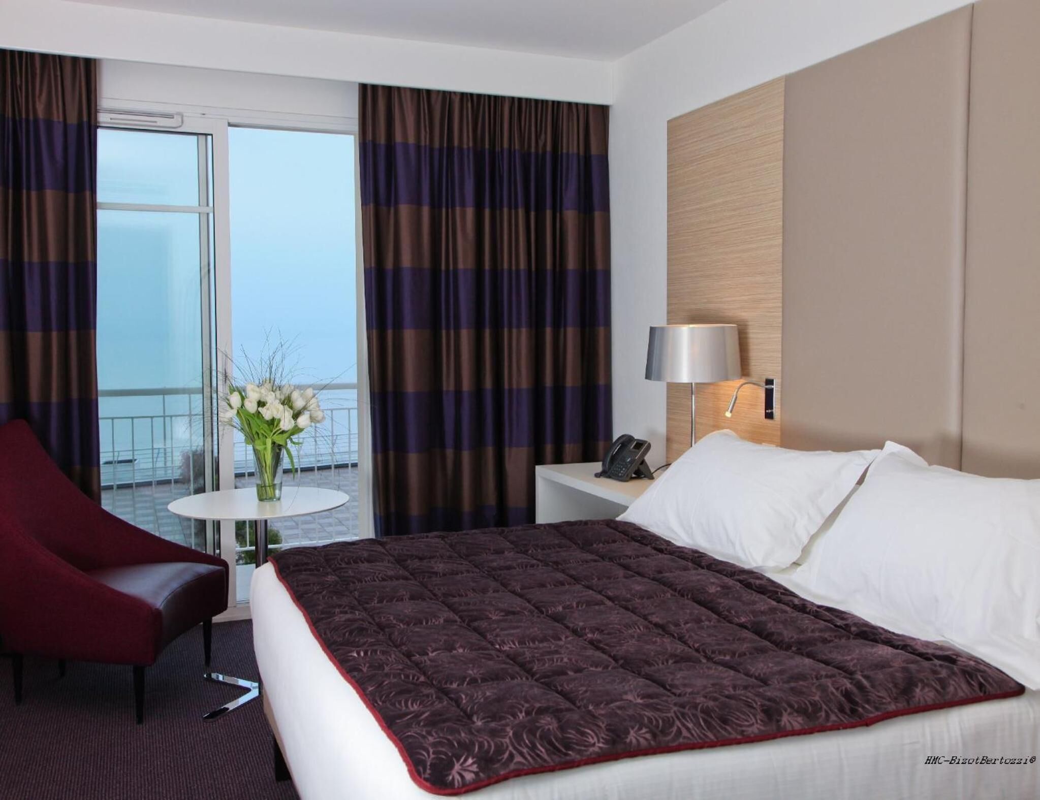 Luxe beddengoed, een minibar, een kluis op de kamer, een bureau