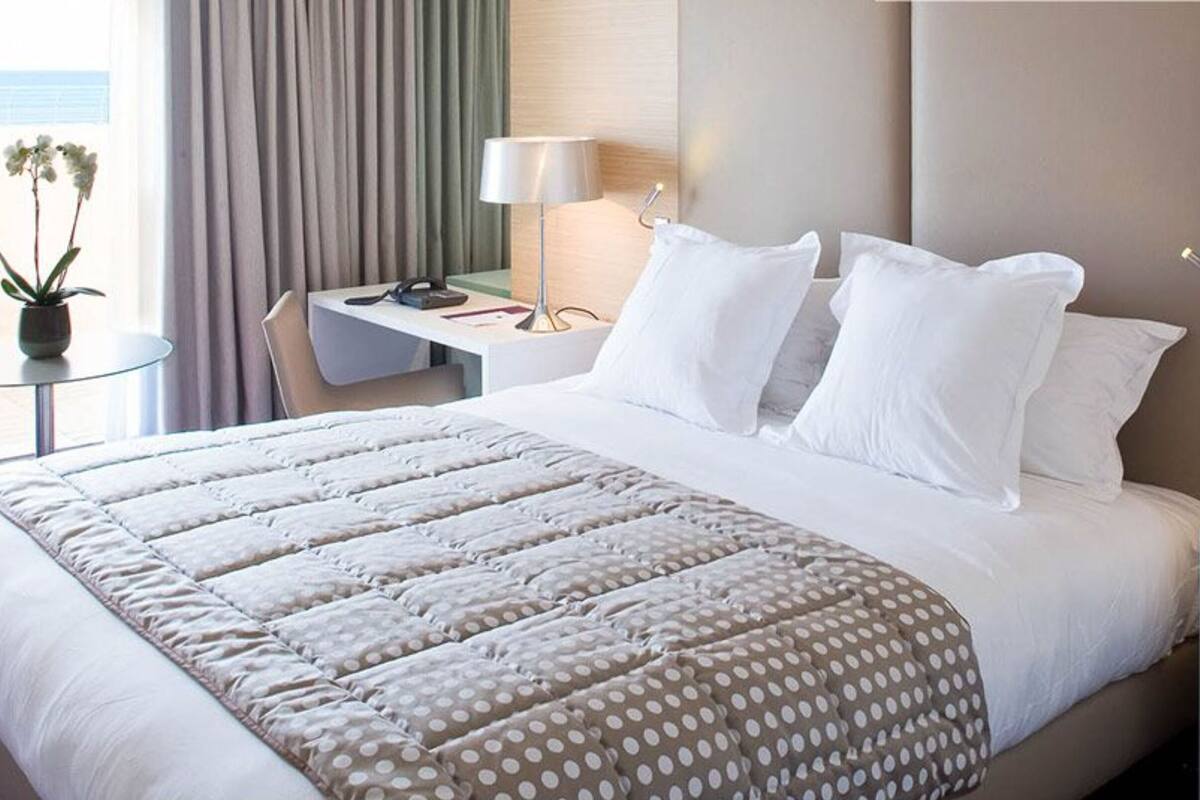 deluxe double or twin room, sea view | premium bedding, minibar, in-room safe, desk
