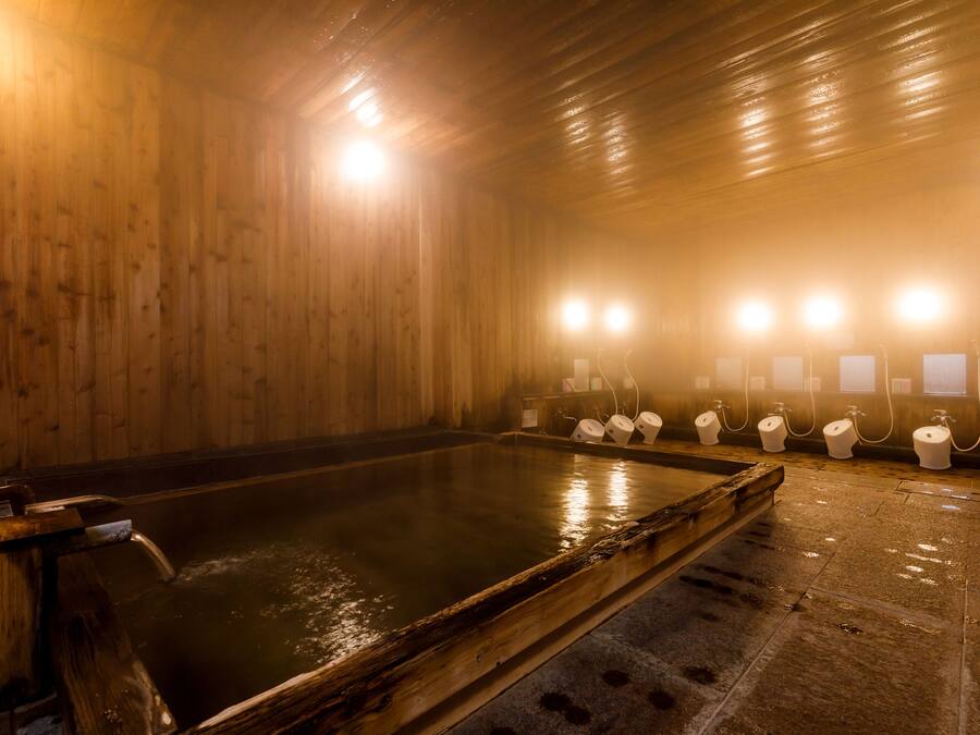 Ensemble douche/baignoire, sèche-cheveux, chaussons, serviettes fournies