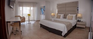 Seprai premium, minibar, brankas, dan meja kerja